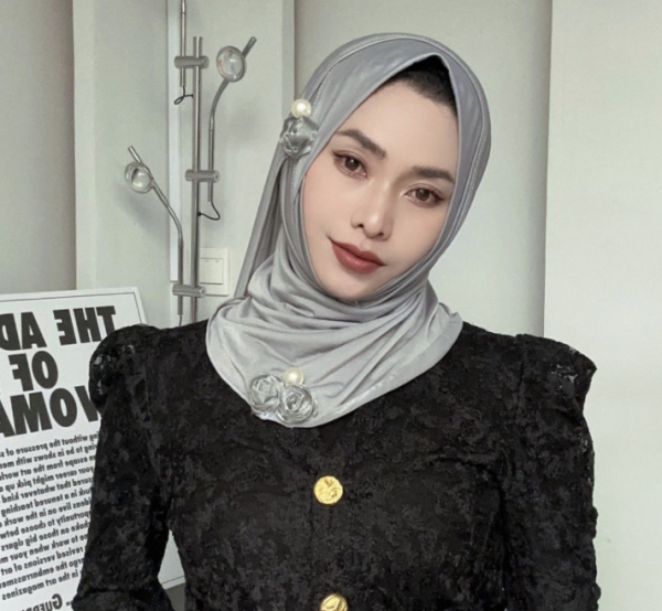 Hijab selendang dengan aksen fringe atau rumbai